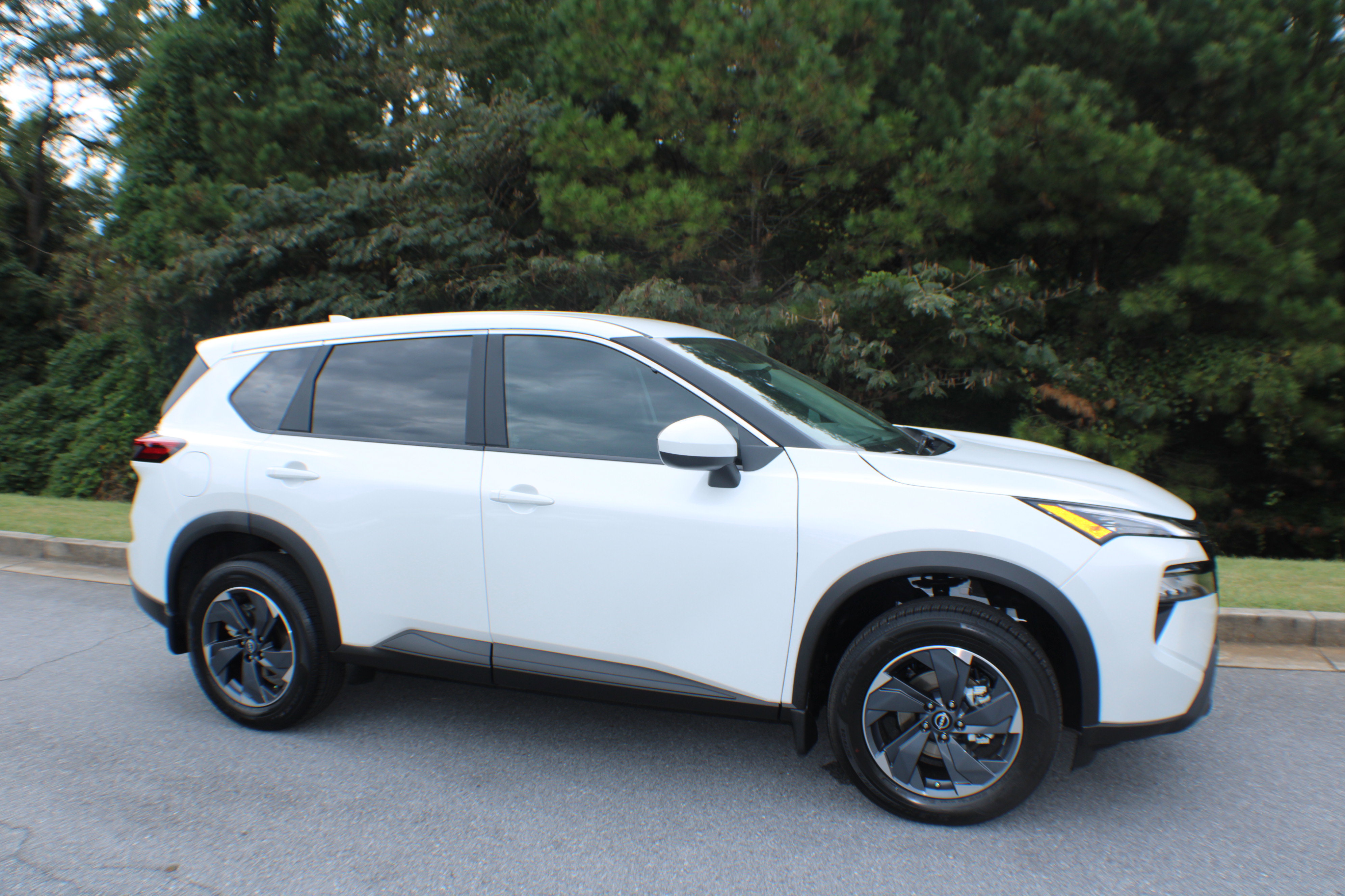 2026 Nissan Rogue SV's photo