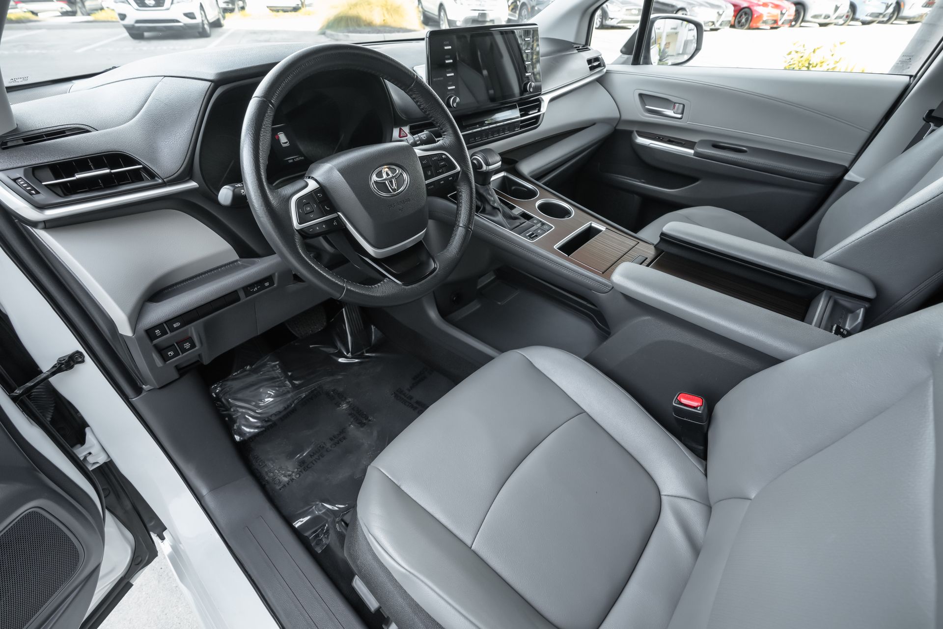 2024 Toyota Sienna XLE photo 4