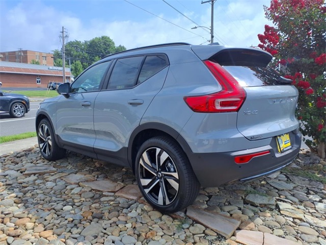 2026 Volvo XC40 AWD photo 4