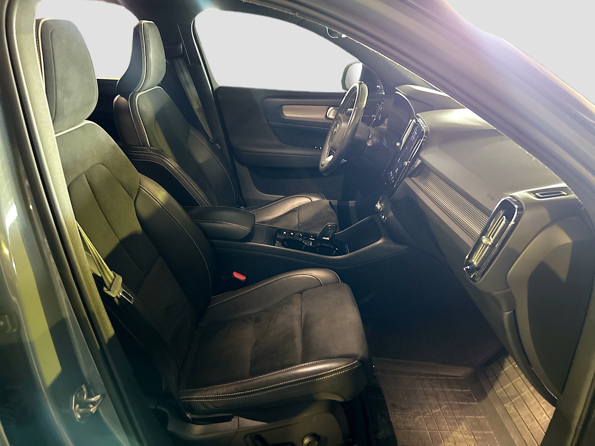2021 Volvo XC40 R-Design AWD photo 10