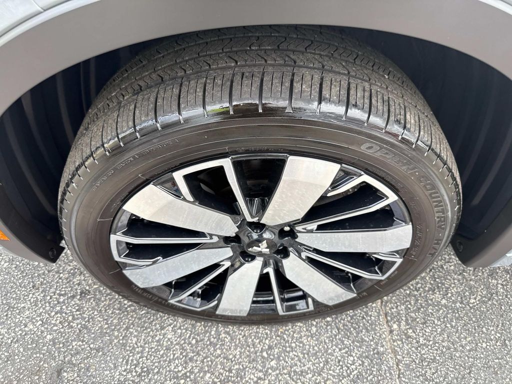 2025 Mitsubishi Outlander SEL photo 10
