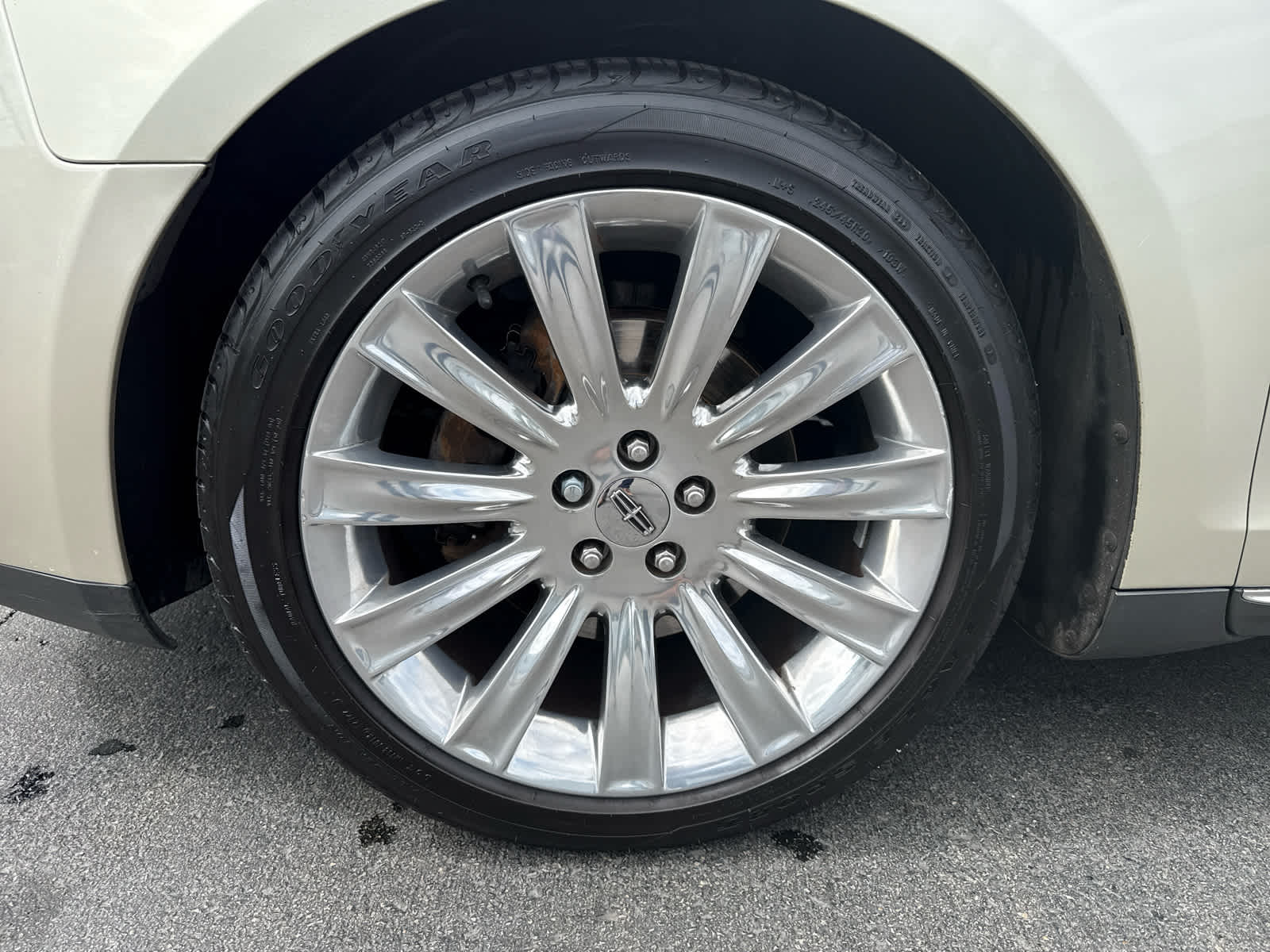 2011 Lincoln MKS photo 8