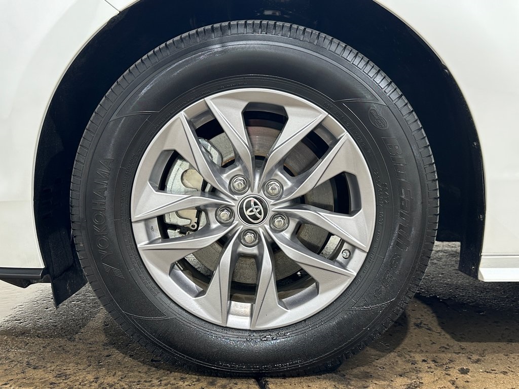 2024 Toyota Sienna XLE photo 4