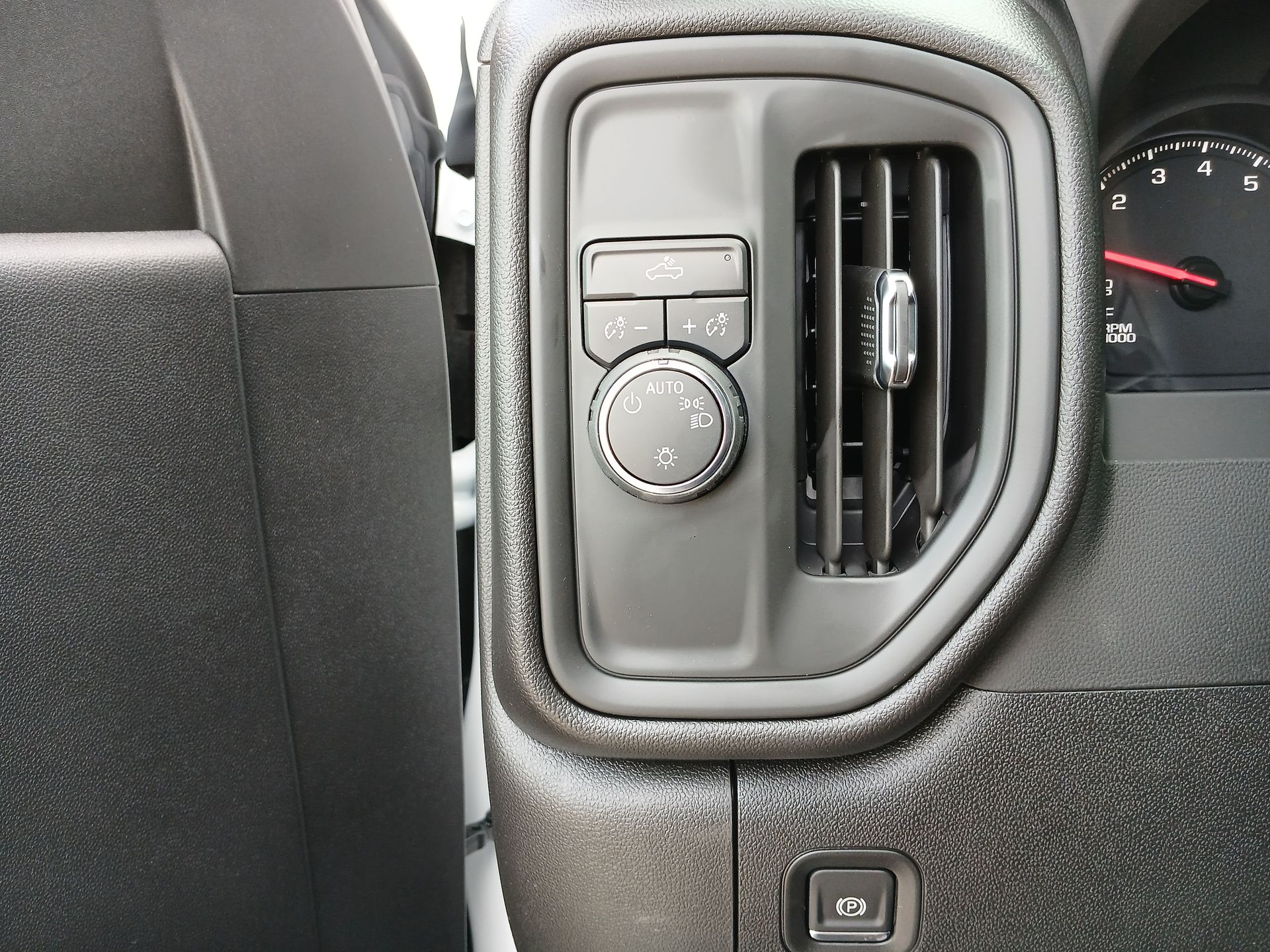 2025 Chevrolet Silverado 1500 Custom photo 14