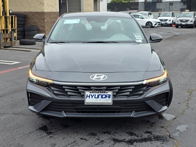 2025 Hyundai Elantra SEL Sport photo 3
