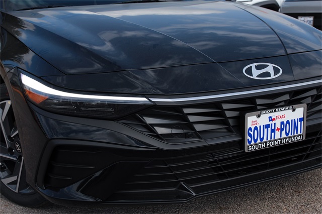 2025 Hyundai Elantra SEL Sport photo 2