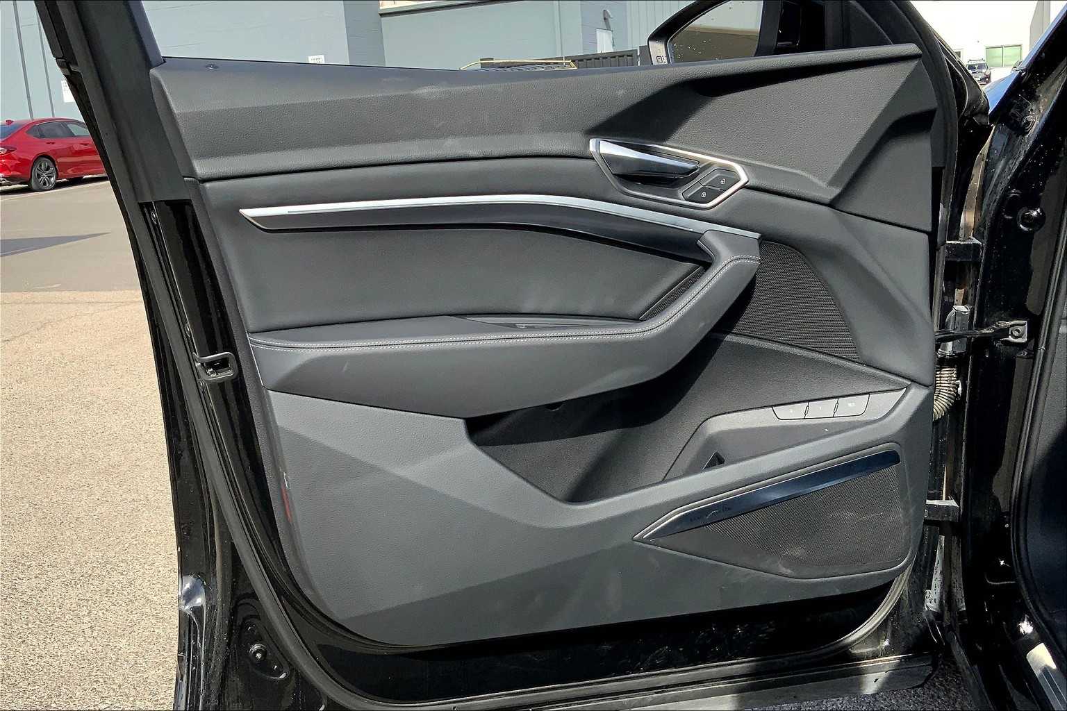 2024 Audi Q8 E-tron Premium Plus photo 17