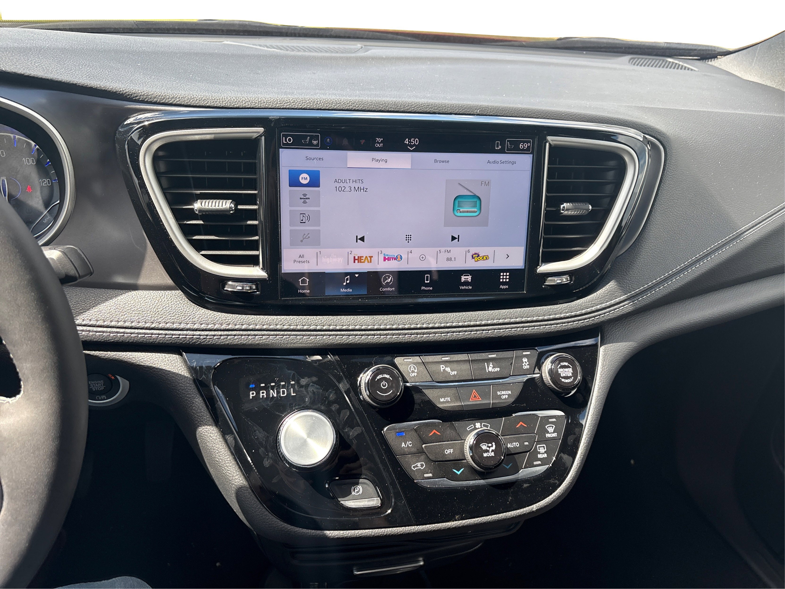 2026 Chrysler Pacifica photo 14