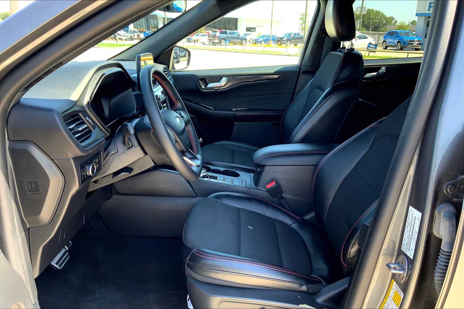 2024 Ford Escape ST-Line photo 5