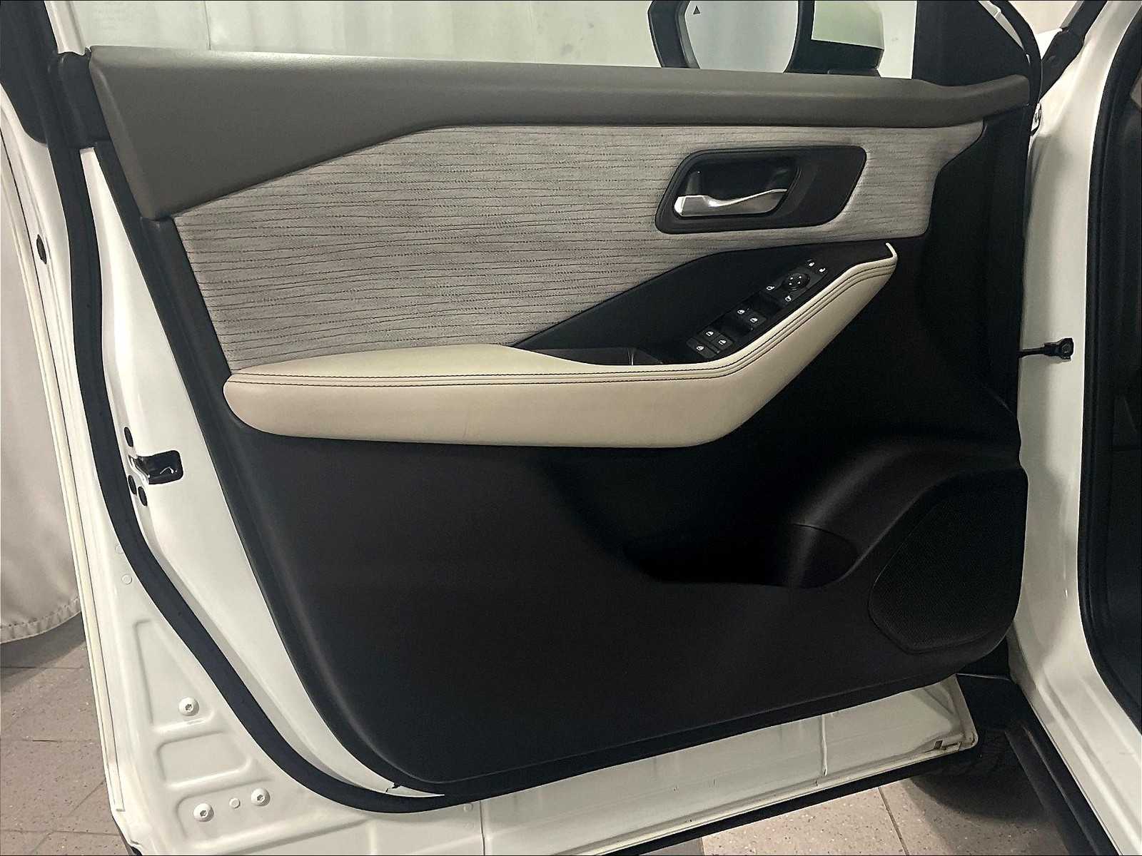 2023 Nissan Rogue SV photo 9