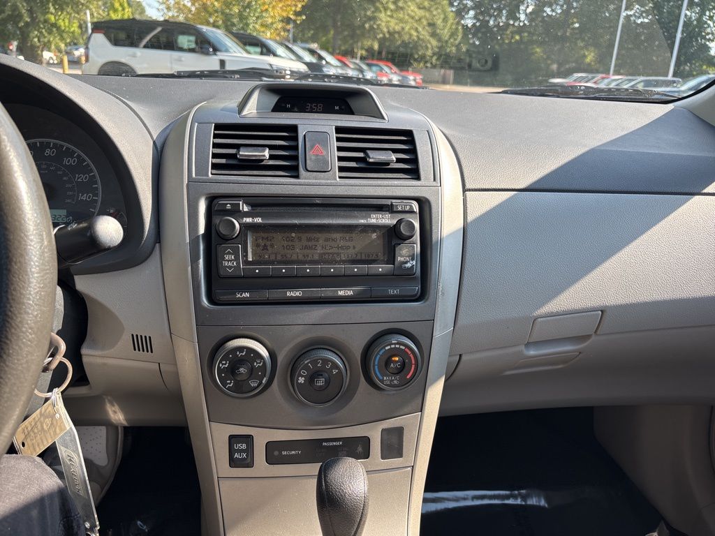 2012 Toyota Corolla LE photo 11