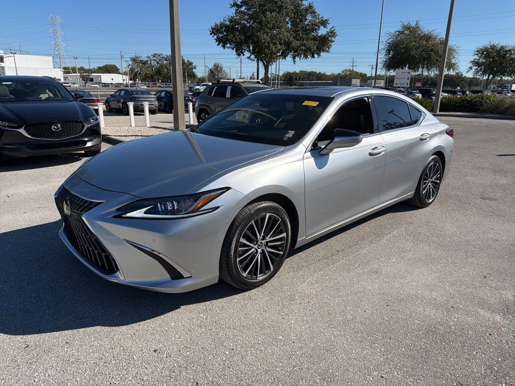2024 Lexus ES 350's photo
