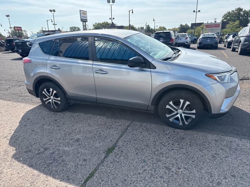 2017 Toyota RAV4 LE photo 5
