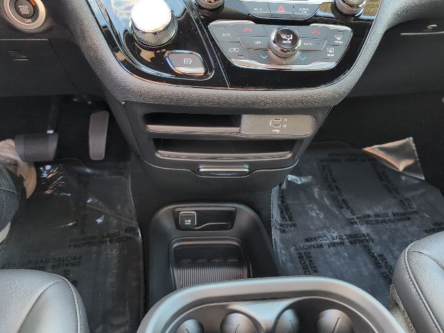 2026 Chrysler Pacifica photo 16