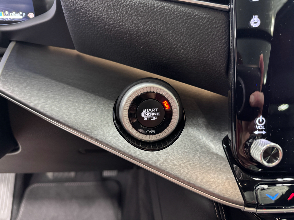 2025 Jeep Wagoneer Series II Carbide photo 32