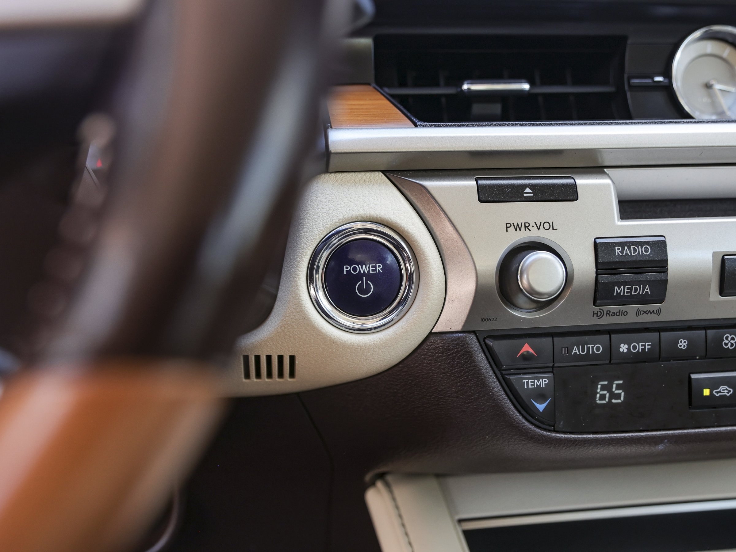 2016 Lexus ES 300h photo 19