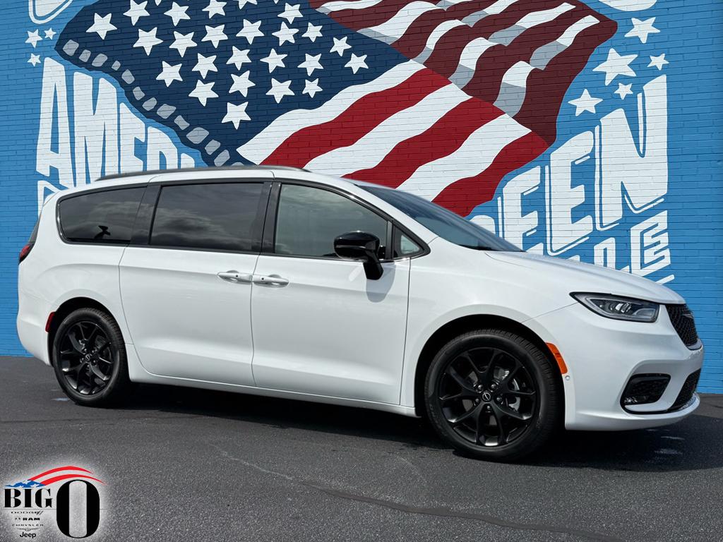 2026 Chrysler Pacifica Limited's photo