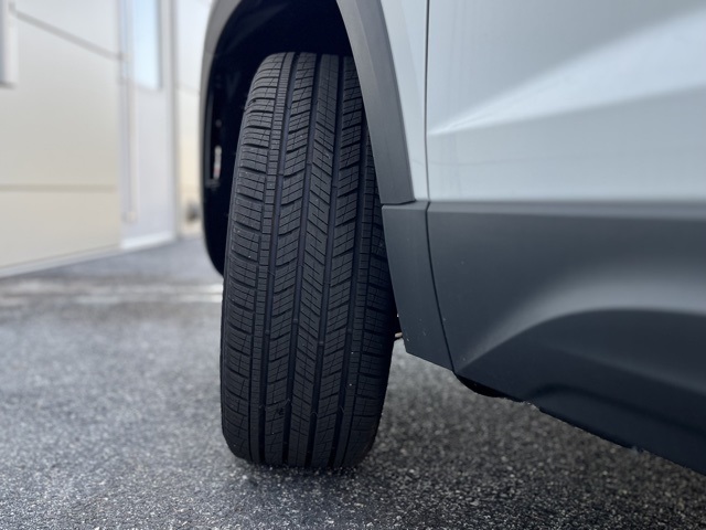 2025 Volkswagen Taos SE photo 3