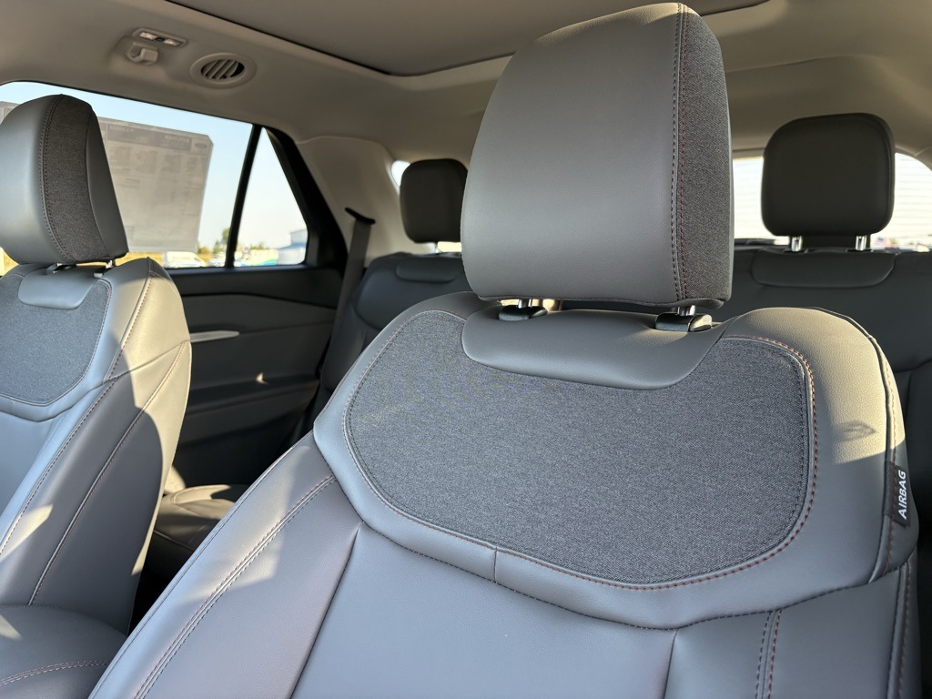 2025 Ford Explorer photo 17