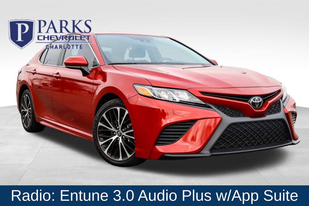 2019 Toyota Camry SE's photo