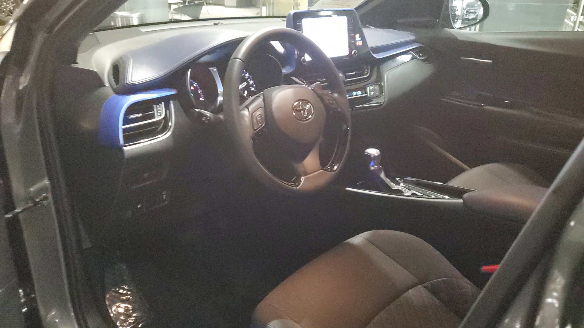 2022 Toyota C-HR XLE photo 16