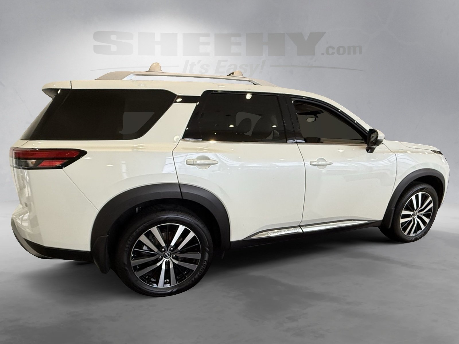 2023 Nissan Pathfinder Platinum photo 5