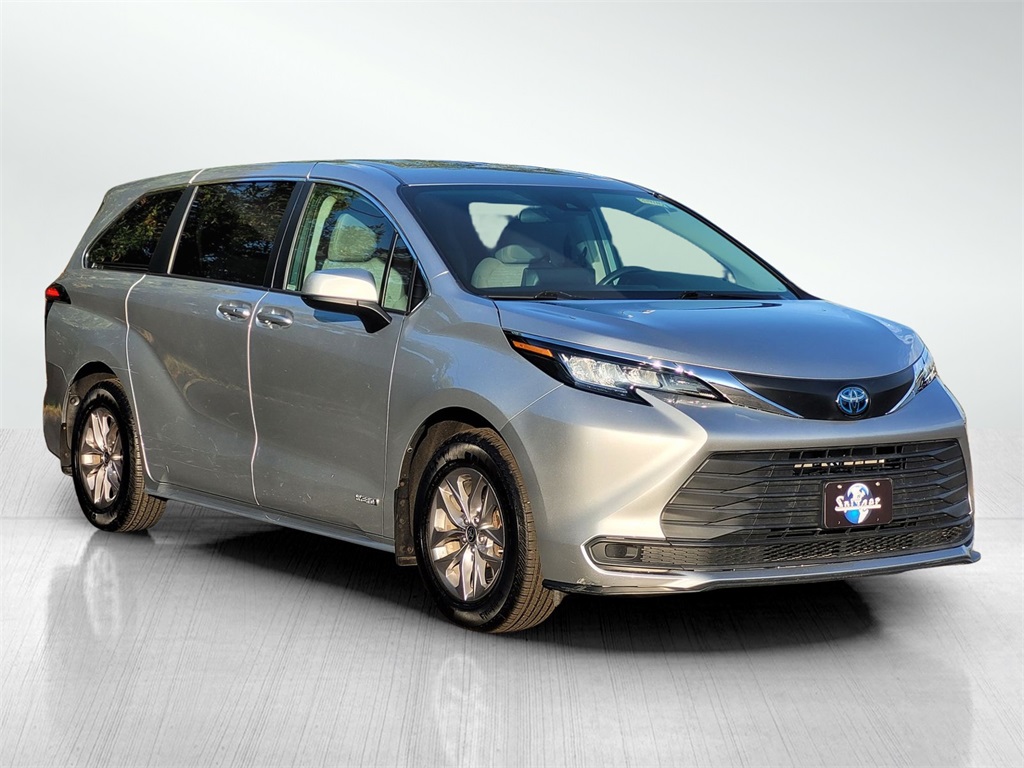 2021 Toyota Sienna LE photo 3