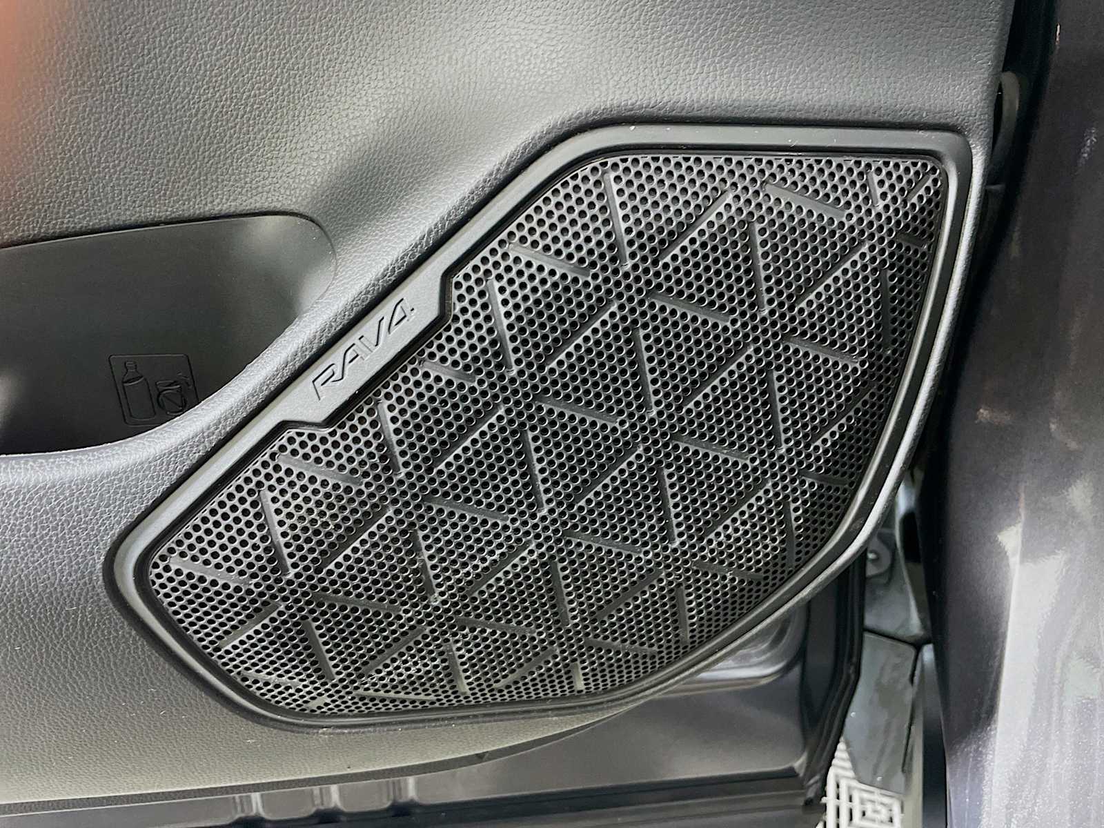 2024 Toyota RAV4 XLE photo 16