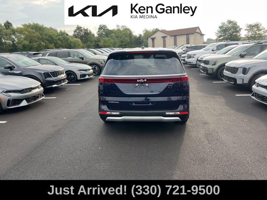 2024 Kia Carnival LX photo 4