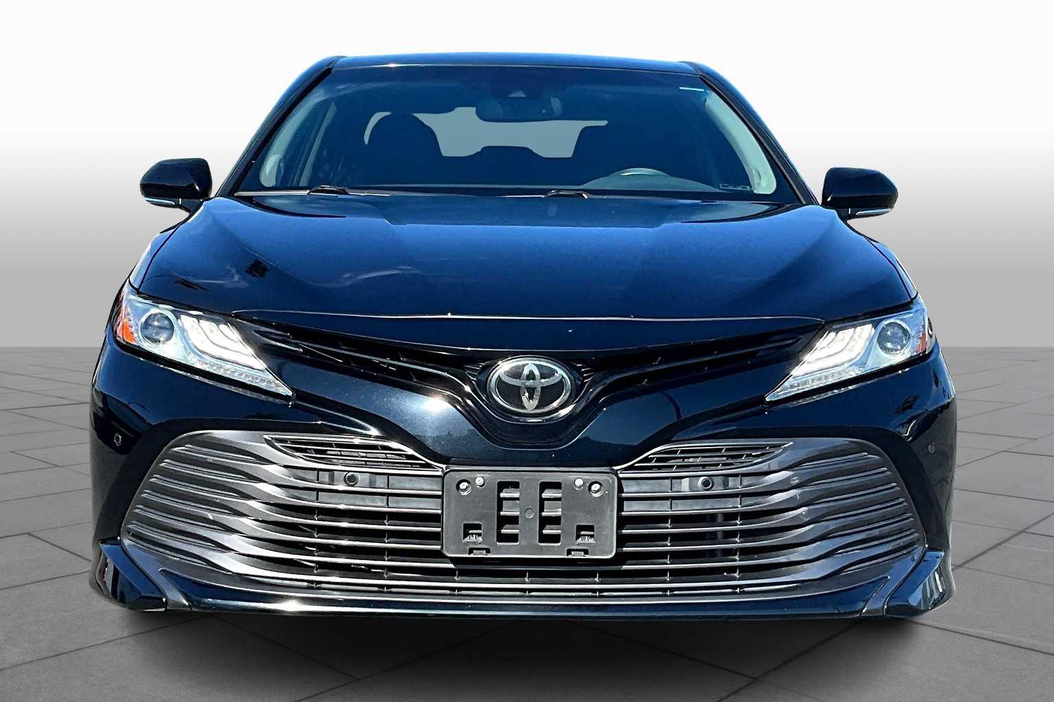 2018 Toyota Camry XLE photo 3