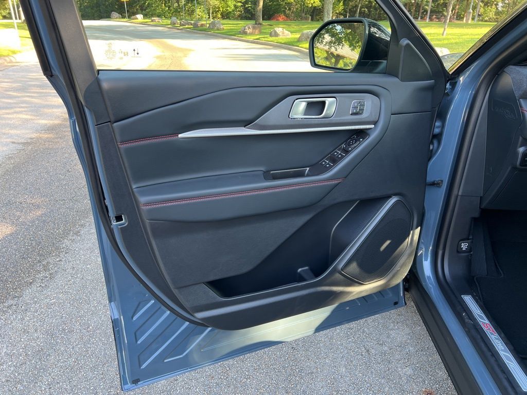 2025 Ford Explorer ST-Line photo 10