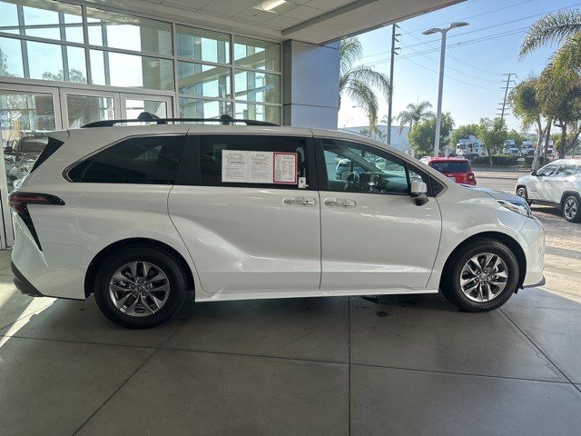 2025 Toyota Sienna XLE photo 6