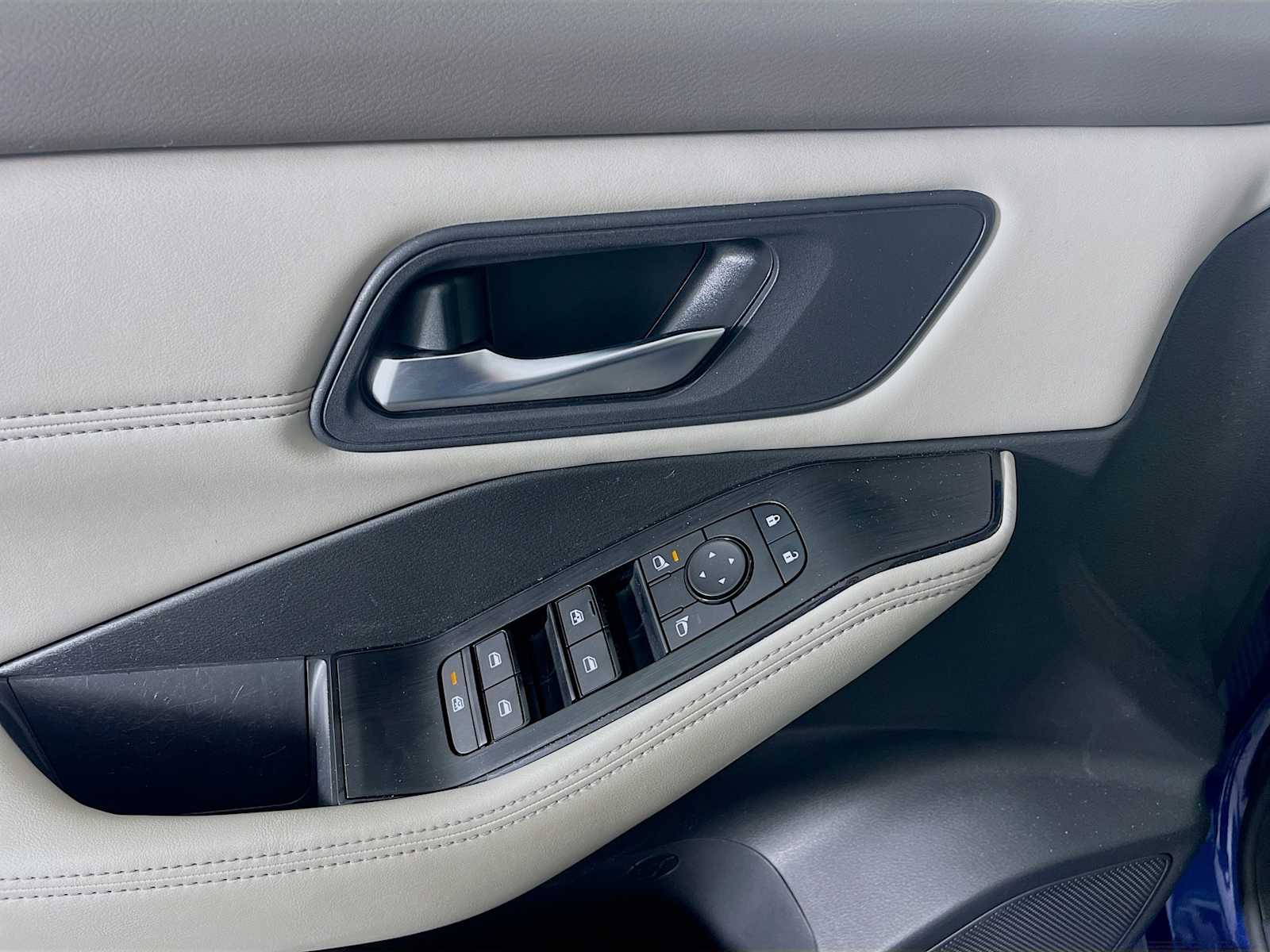 2023 Nissan Rogue SV photo 10