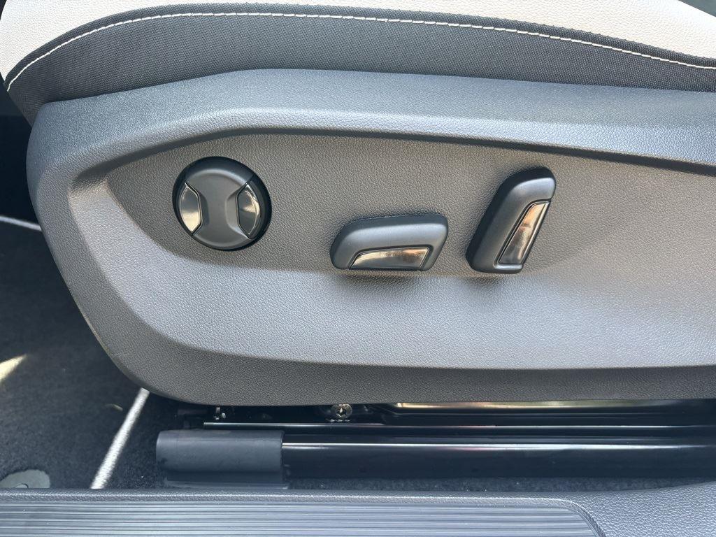 2025 Volkswagen Taos SE photo 12