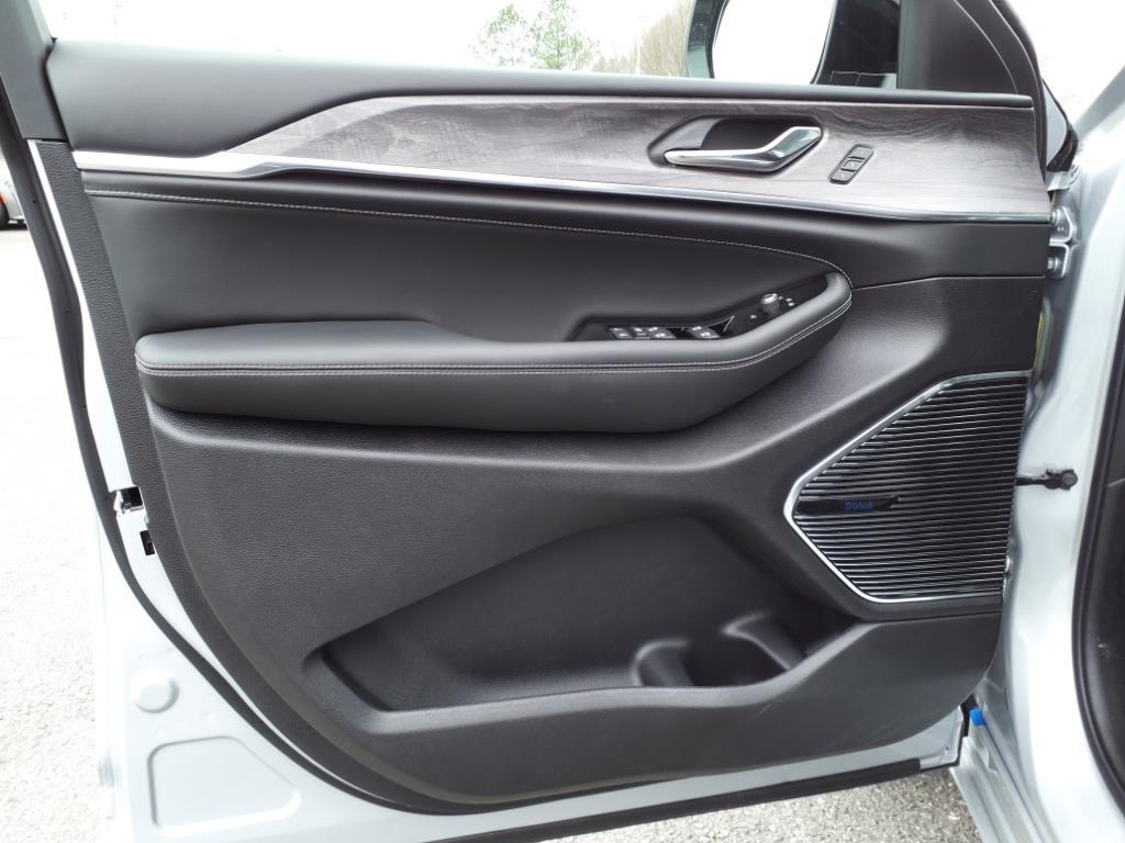 2024 Jeep Cherokee Overland 4xe photo 5