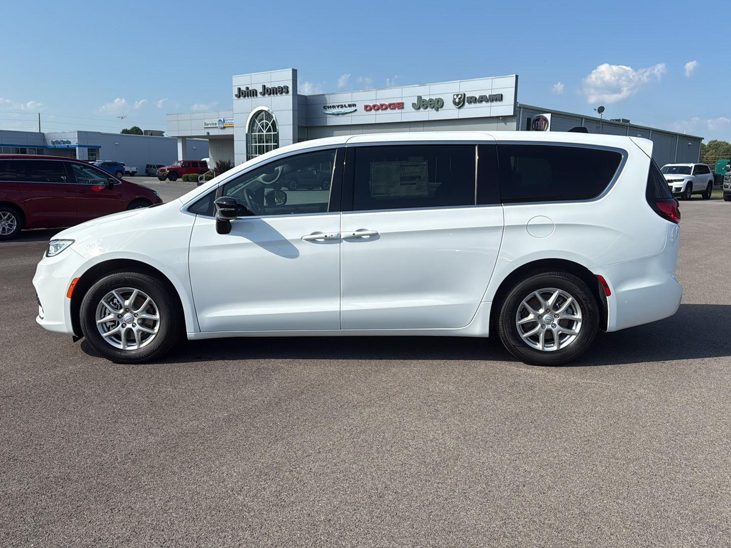 2026 Chrysler Pacifica photo 2
