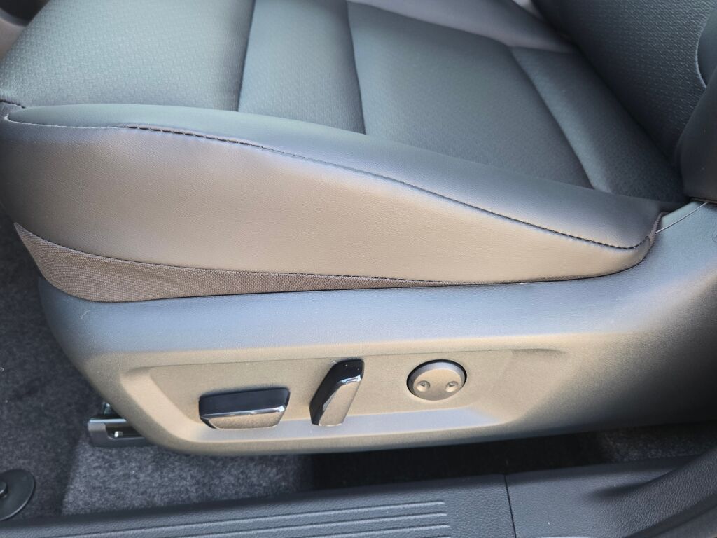 2026 Nissan Rogue SV photo 17