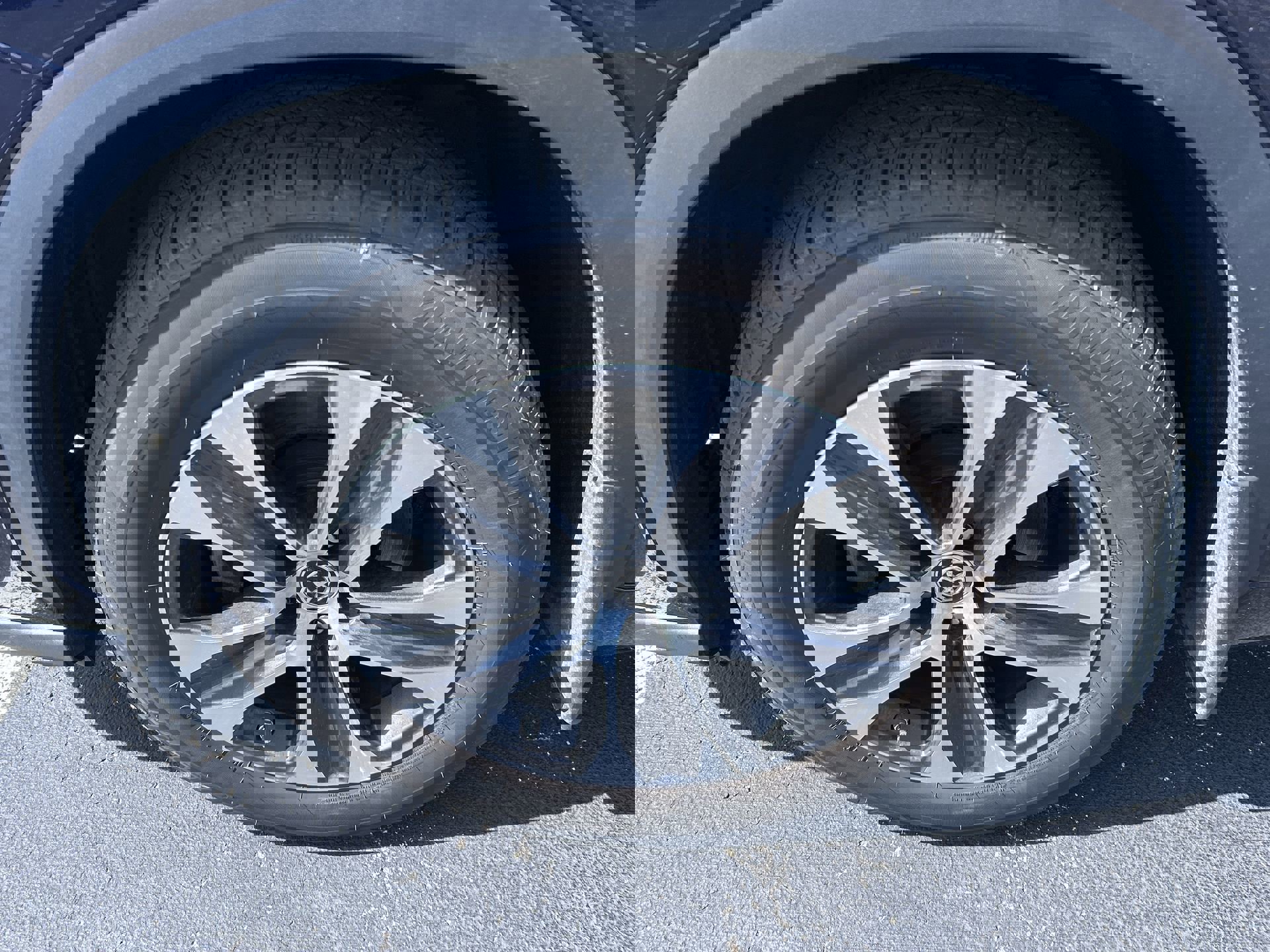 Used 2021 Toyota Highlander XLE with VIN 5TDHZRBHXMS129141 for sale in Kansas City
