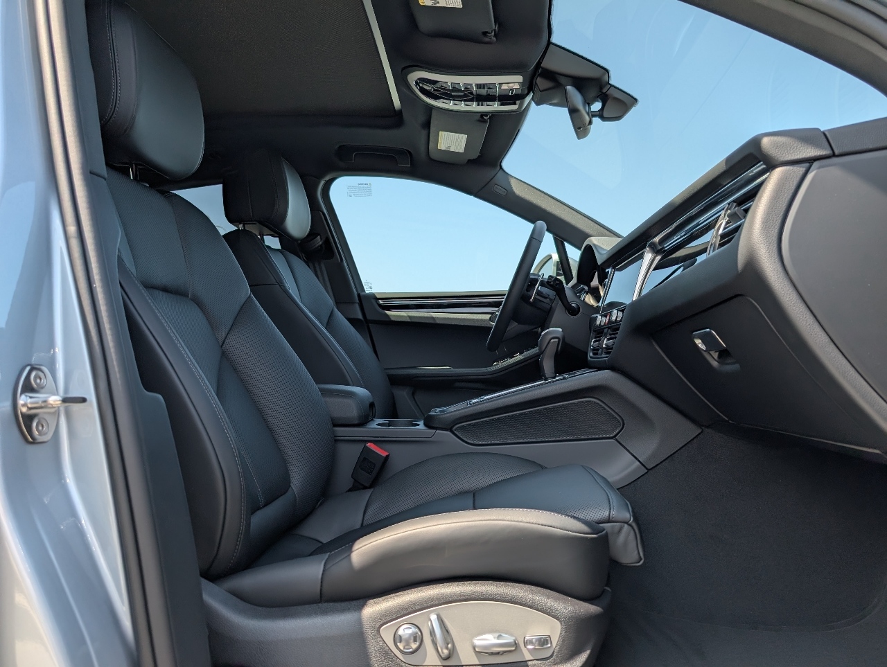 2025 Porsche Macan T photo 16
