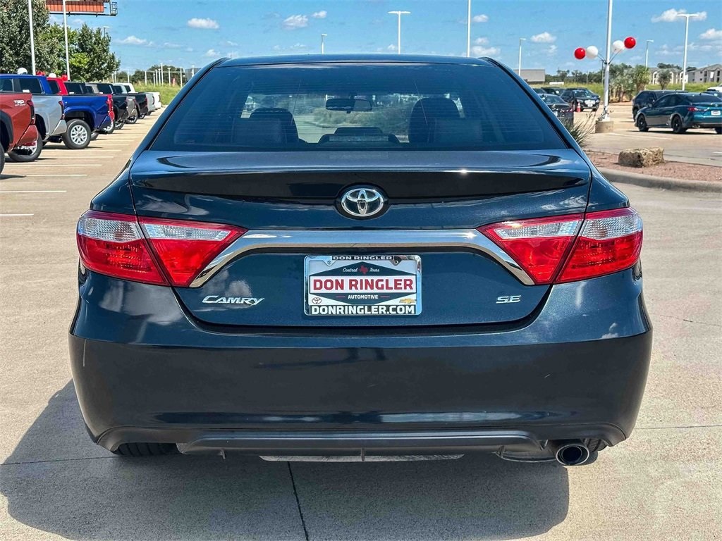 2017 Toyota Camry SE photo 3