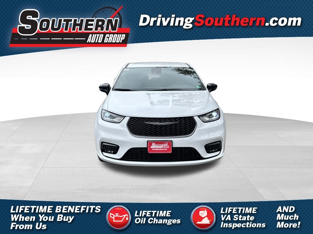 2026 Chrysler Pacifica Select's photo