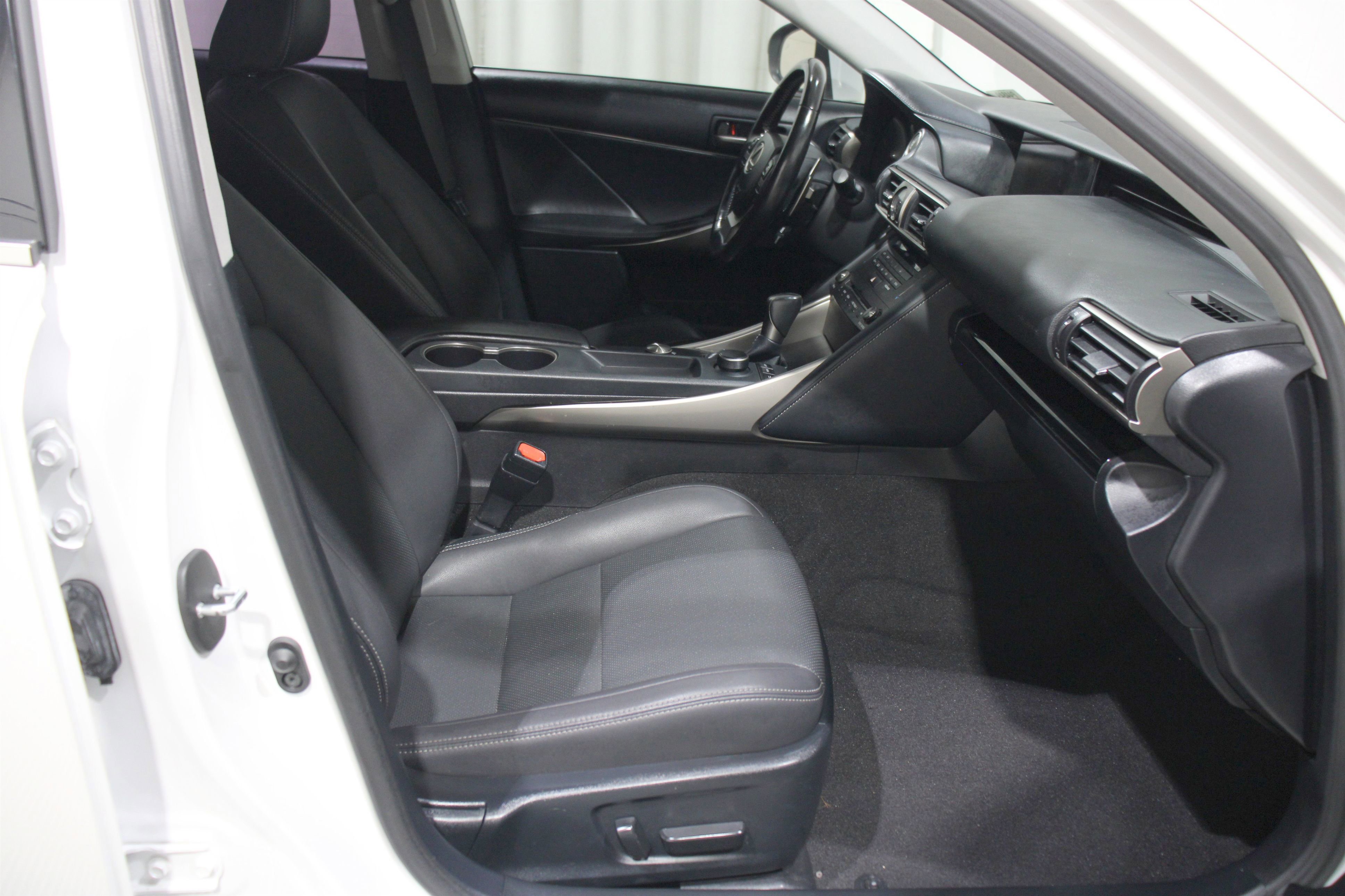 2020 Lexus IS 300 photo 10