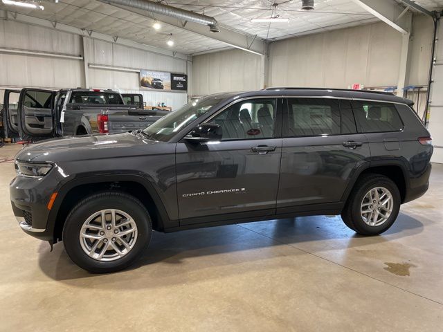 2025 Jeep Grand Cherokee Laredo photo 2