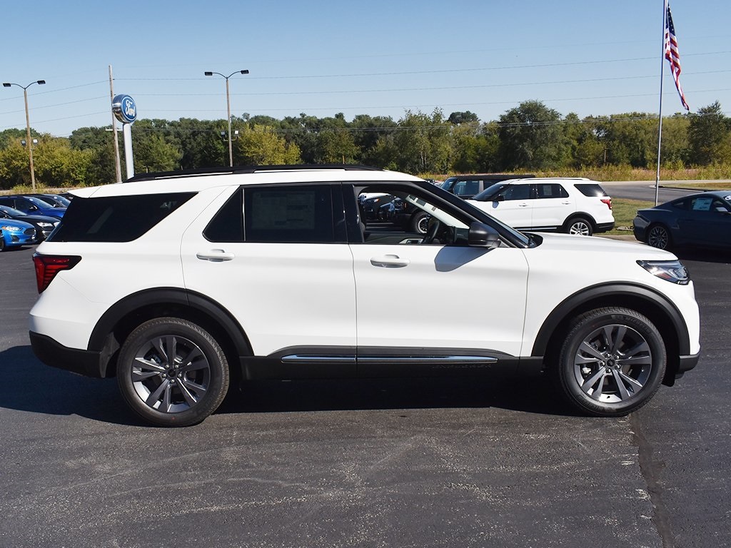 2025 Ford Explorer photo 12