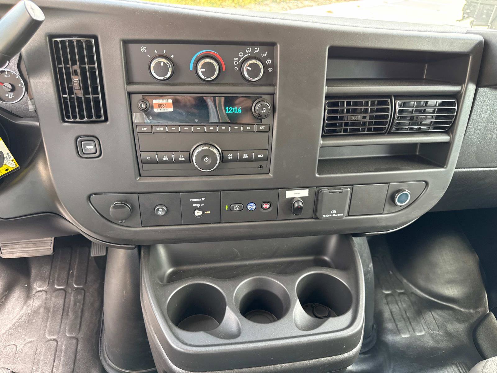 2025 Chevrolet Express Cutaway 3500 photo 18