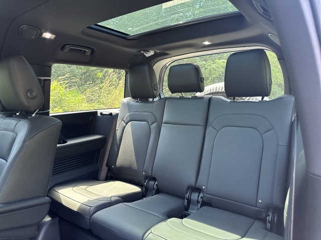 2025 Land Rover Defender 130 X-Dynamic SE photo 18