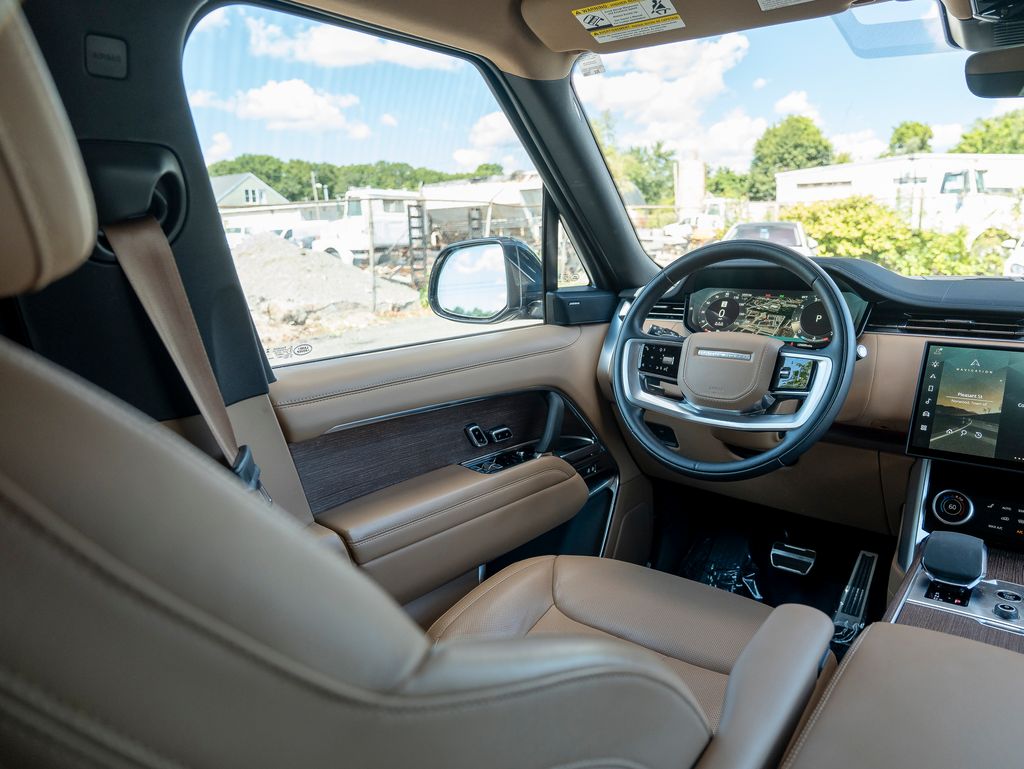 2023 Land Rover Range Rover SE photo 17