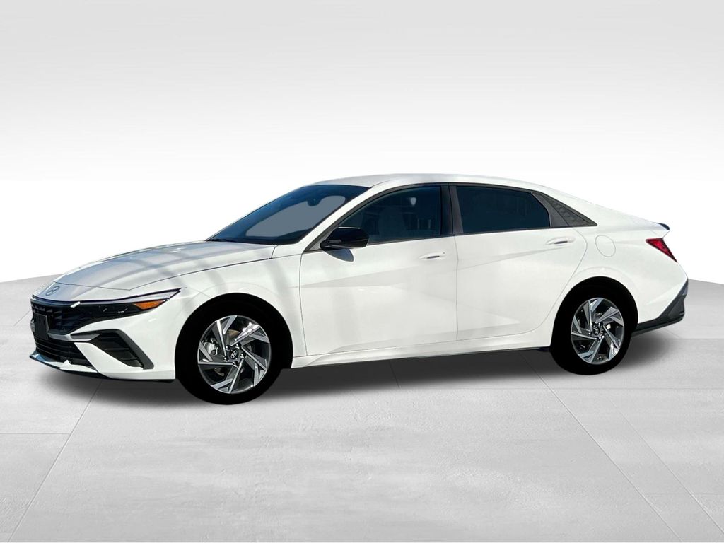 2025 Hyundai Elantra SEL Sport photo 2