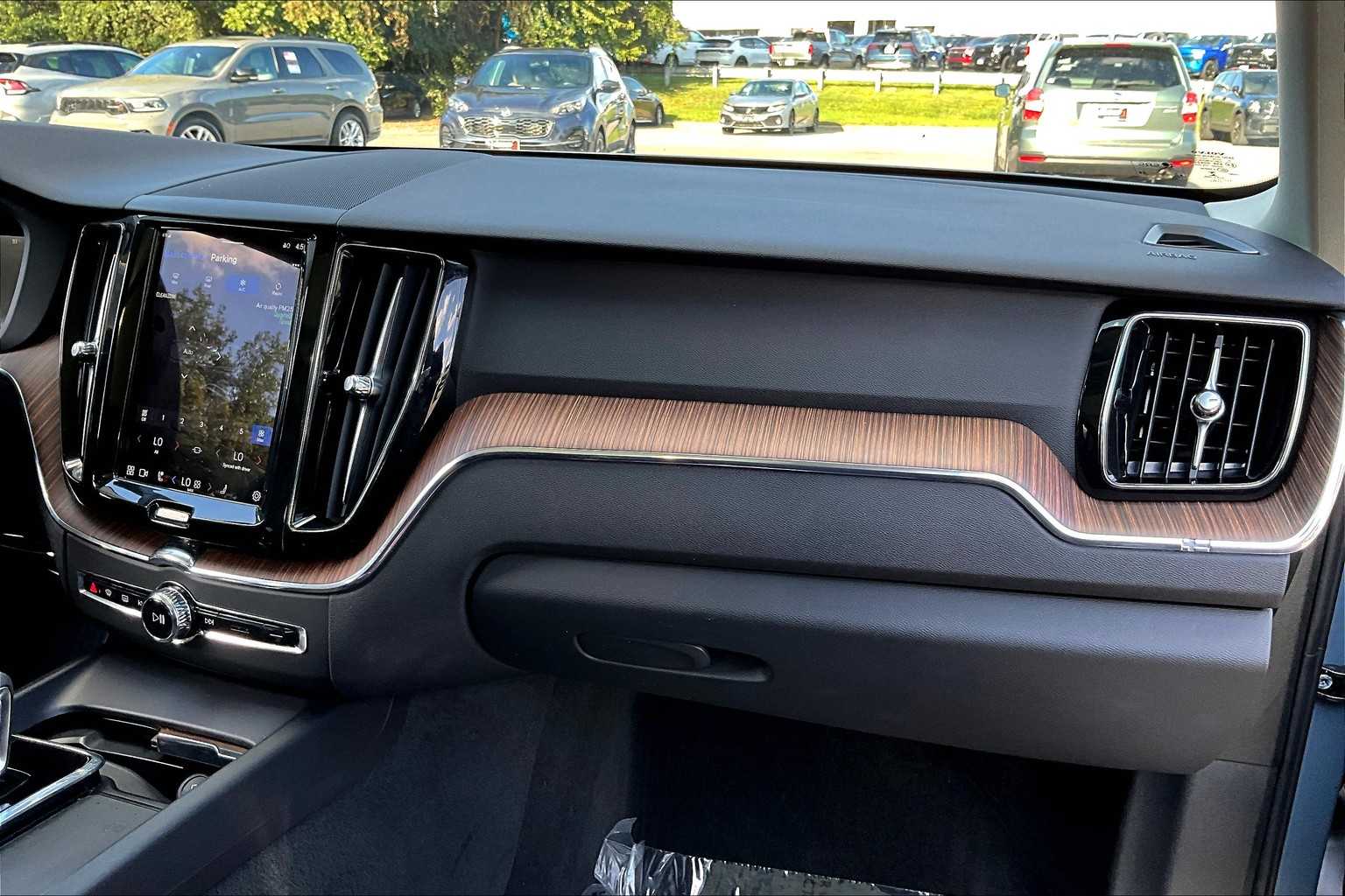 2022 Volvo XC60 Recharge Hybrid Inscription Expression photo 16