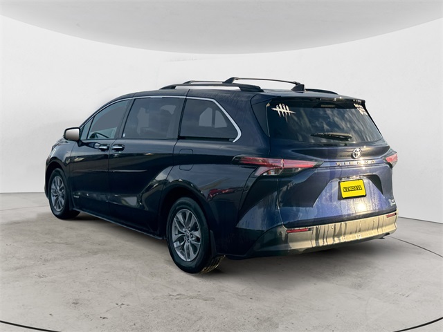 2021 Toyota Sienna XLE photo 3